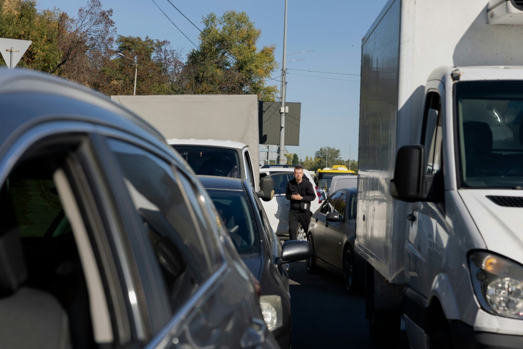 Russian drone strikes shut several bridges in Kyiv, causing huge traffic jams — Tetiana DZHAFAROVA / AFP