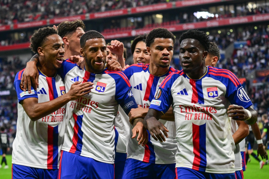 Lyon down Palace in Europa League, Sunderland leave it late