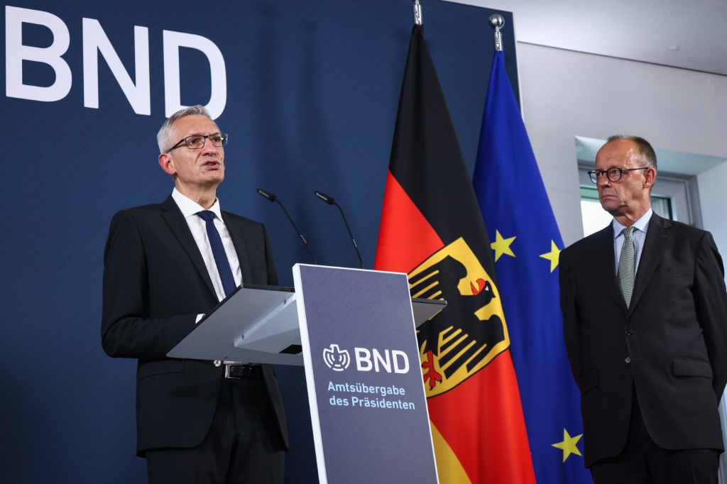 The current head of foreign intelligence service BND, Martin Jaeger, with Chancellor Friedrich Merz — Liesa Johannssen / AFP