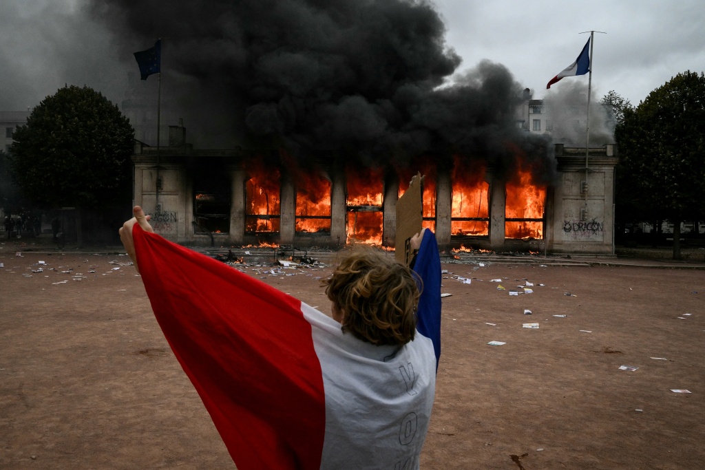 PM calls for curfews in France as govt grapples with unrest