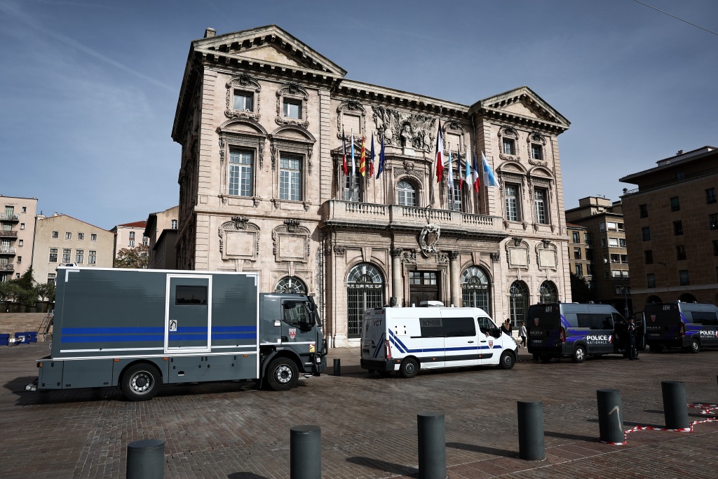 Police set up security around public buildings, as here in front of the town hall in Marseille — Thibaud MORITZ / AFP