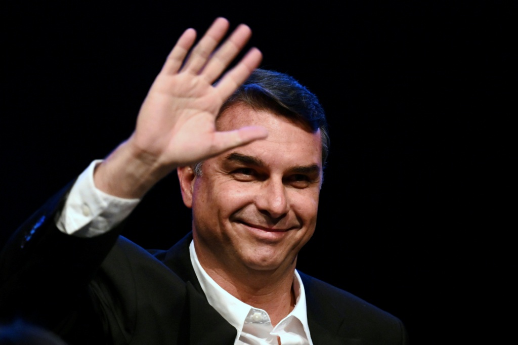 Flavio Bolsonaro on way to Ecuador from Argentina after fleeing Brazil
