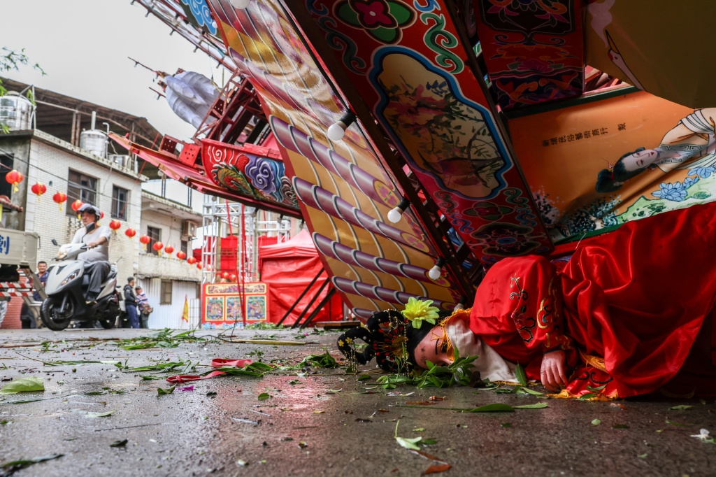 Typhoon Champi knocks out power to thousands in Taiwan