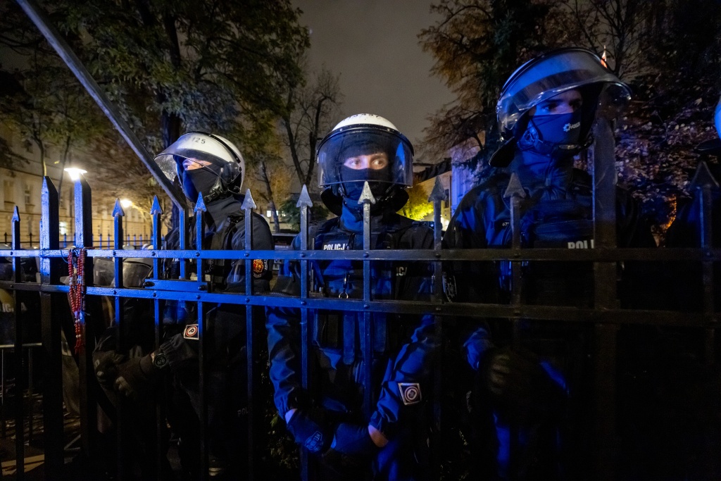 Polish president calls crisis talks after court standoff