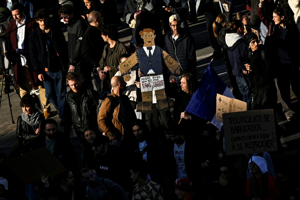 The protest movement brings together Yellow Vest activists, trade unions, and high school and university students — JULIEN DE ROSA / AFP