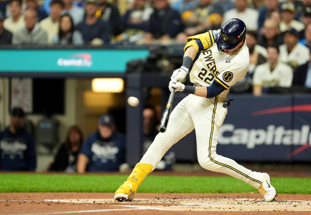 Brewers edge Rays to capture World Series opener