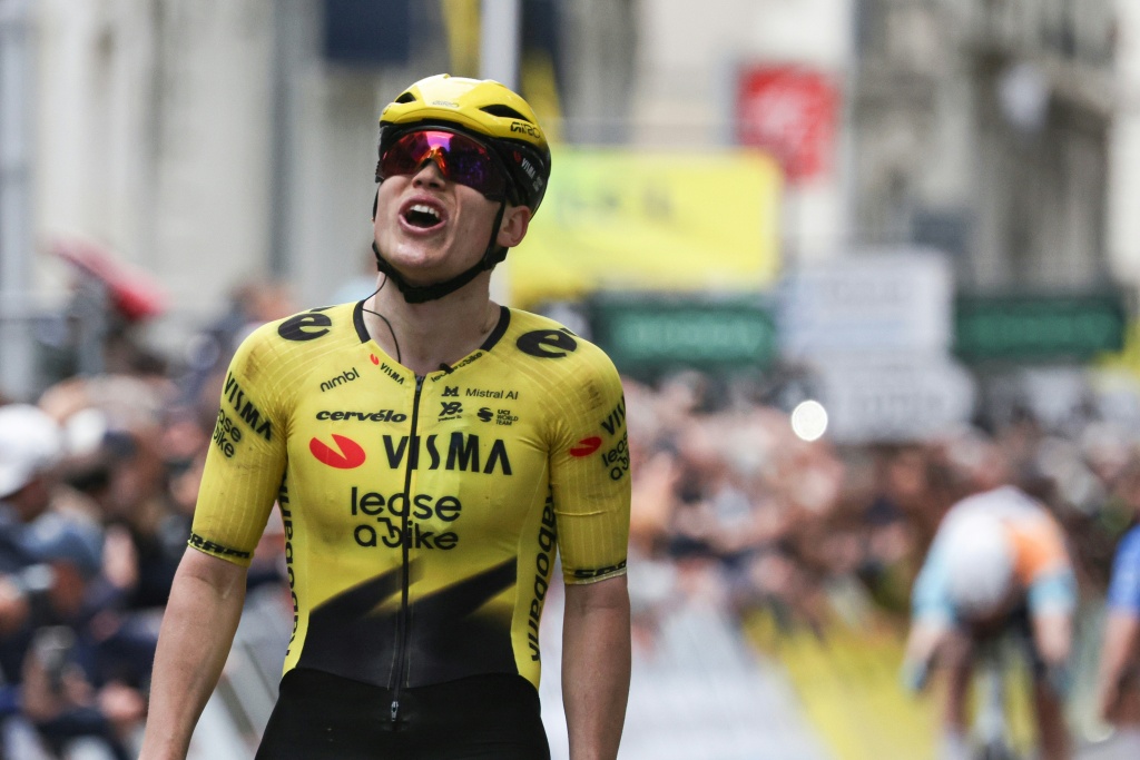 Norway's Hagenes wins historic Paris-Tours classic