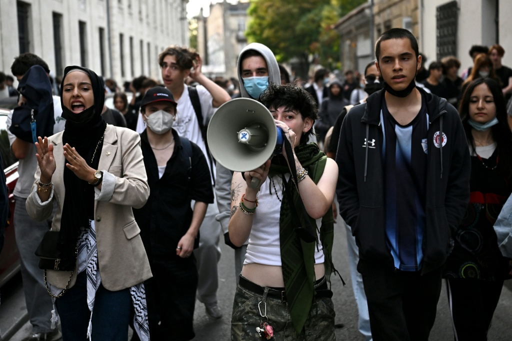 High-school students protest in the southwestern town of Bordeaux — Christophe ARCHAMBAULT / AFP
