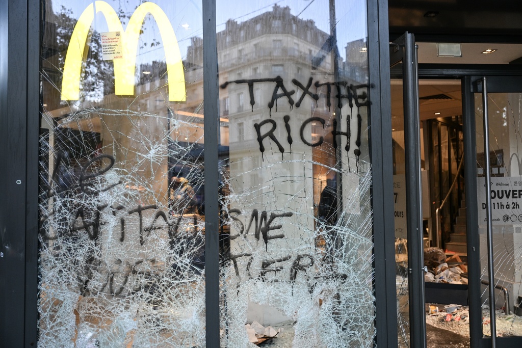 The protests focused anger at high inflation and against the rich — Matthieu RONDEL / AFP
