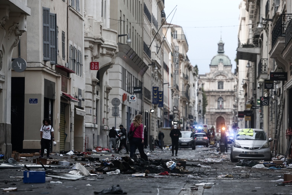 Debris from the protests littered Marseille and other cities — Thibaud MORITZ / AFP