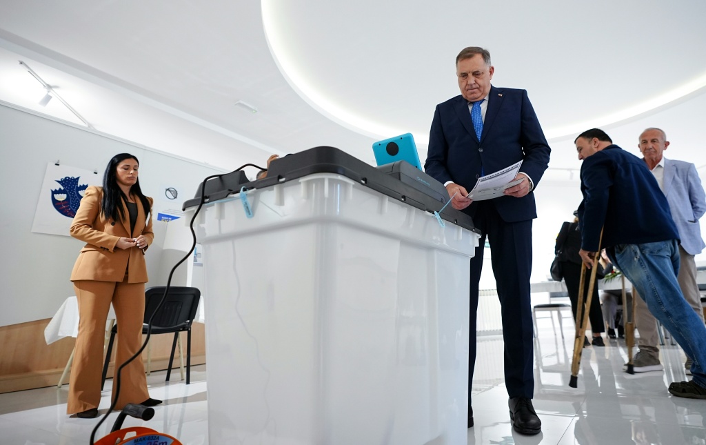 Former president of Republika Srpska and former member of Bosnia's tripartite presidency Milorad Dodik casts his ballot — - / AFP