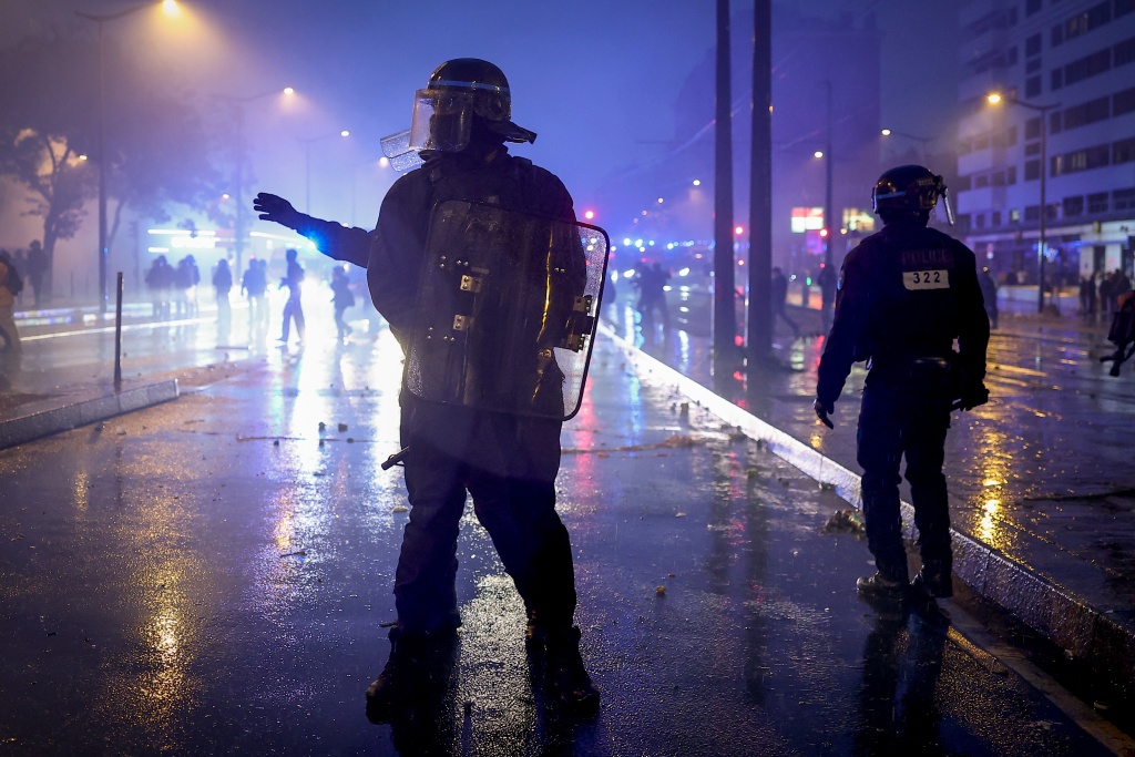 Street violence returned to France on Saturday, with police and protesters clashing and 1,000 arrests — Sameer AL-DOUMY / AFP