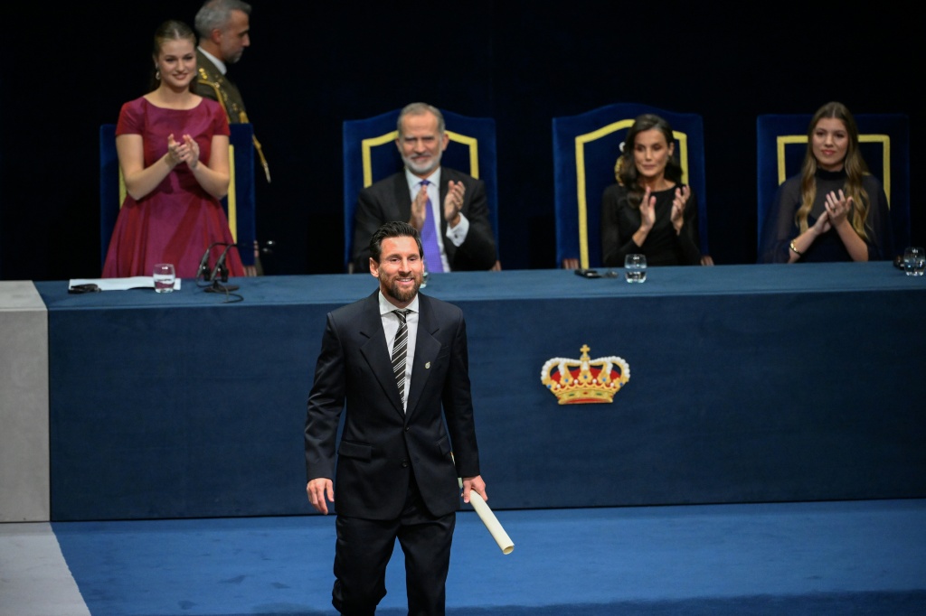 Messi receives top Spanish award from heir to throne