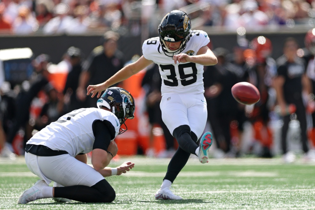Jaguars down Eagles with wild field goal finish in London