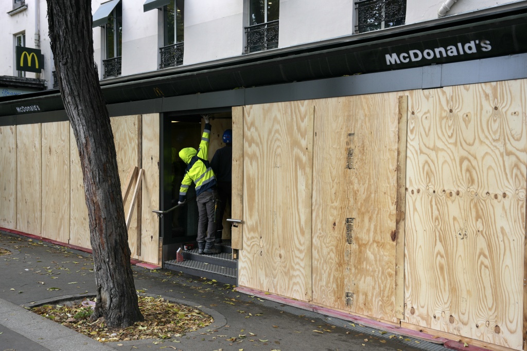 Businesses in French city centres are boarding their windows ahead of fresh weekend protests, fearing further unrest — Dimitar DILKOFF / AFP