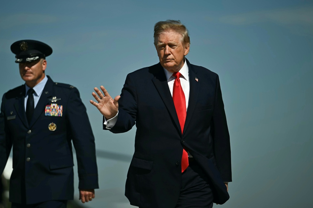 Trump, White House post video of UK man killed by tiger