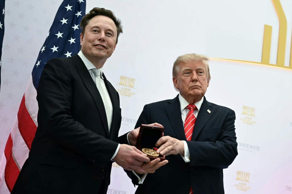 Mystery money floods US midterm election campaigns