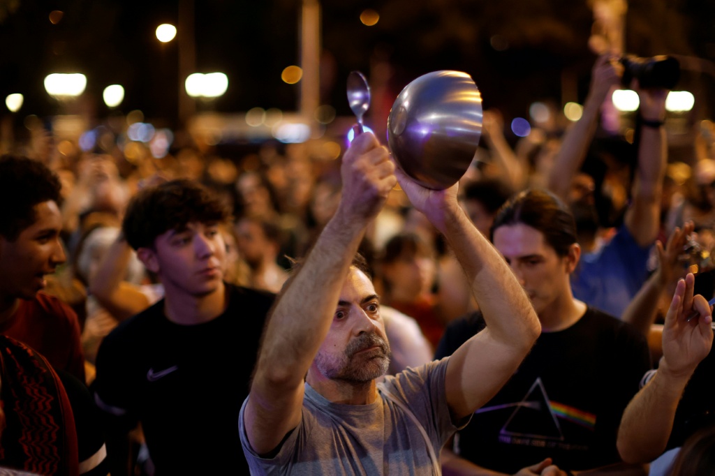 Spaniards bang pots and pans in fresh housing protest