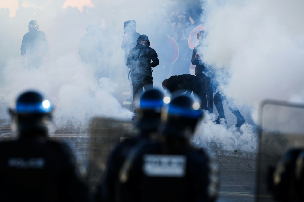 Hundreds of French high schools shut as new violence erupts