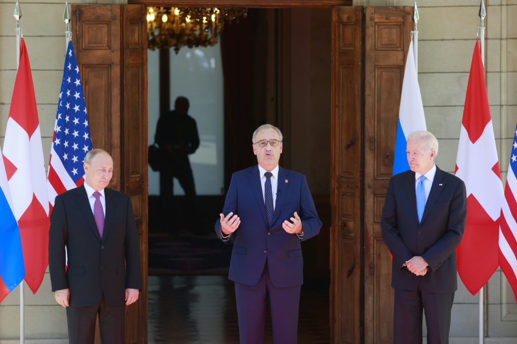 Guy Parmelin (C) welcomed Russian President Vladimir Putin (L) and US president Joe Biden to the Villa La Grange in Geneva in June 2021 — DENIS BALIBOUSE / AFP