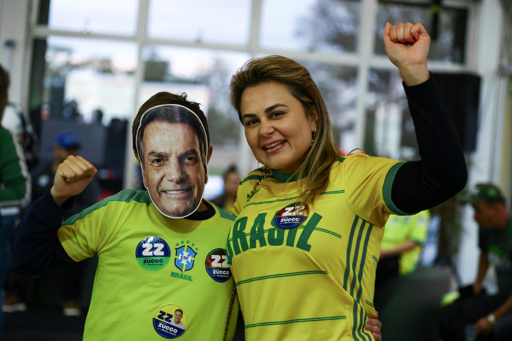 People queue at a polling station in Rio de Janeiro — TERCIO TEIXEIRA / AFP