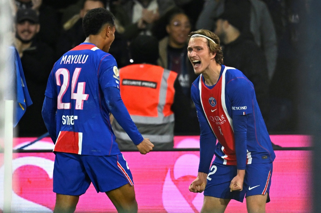 Godts stars as PSG beat Lyon to go top of Ligue 1
