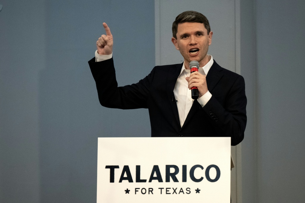 Smears, confusion and white powder: a week in the US midterm campaign