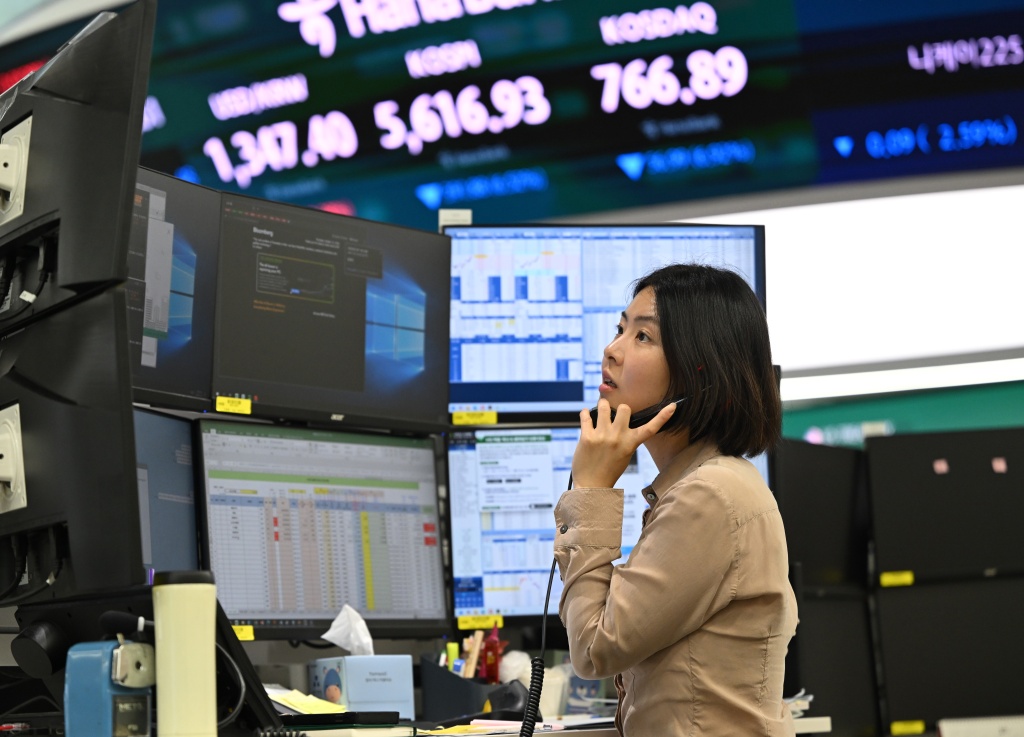 US stocks end higher as AI shares stabilize