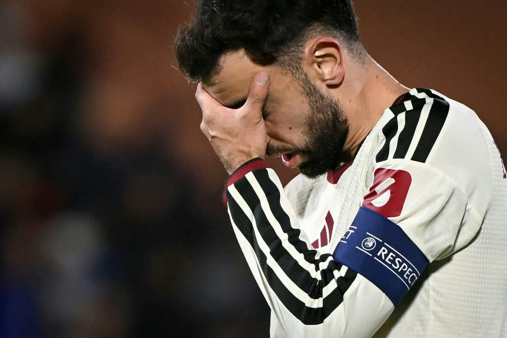 Bruno Fernandes criticised Michael Carrick's tactics after a 4-1 defeat to Como — PIERO CRUCIATTI / AFP