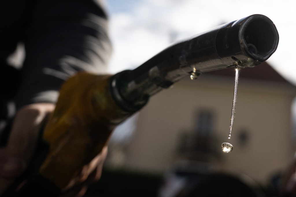 Oil hits $115 with stocks mixed on earnings, AI