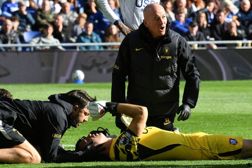 Chelsea keeper Martinez 'back in a few weeks' after jaw fracture