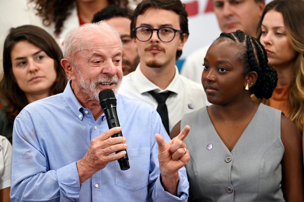 Lula, the president without a cellphone, turns to selfies to woo voters