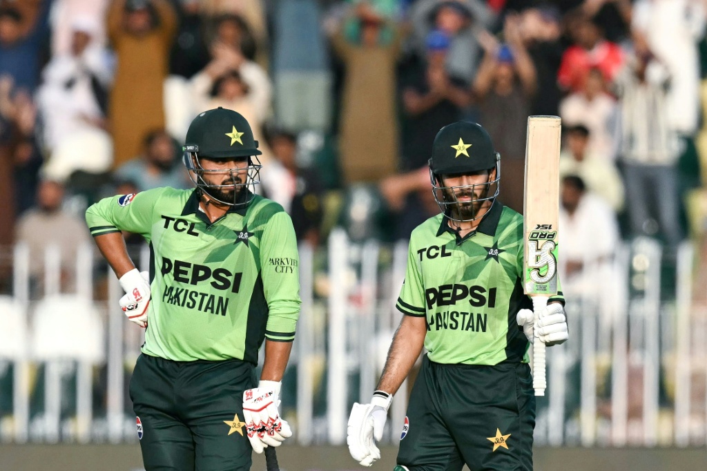 Nawaz and Minhas lift Pakistan to 302-9 in England ODI