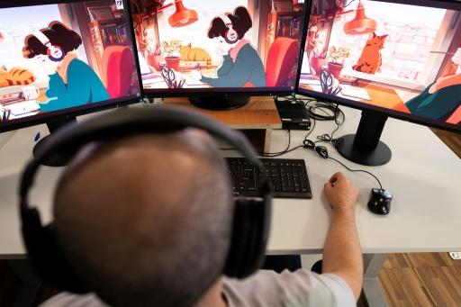 Un homme regarde sur son ordinateur la chaîne YouTube "LoFi Girl", produite par le Français Dim et illustrée par Juan Pablo Machado, le 17 septembre 2026 à Paris — Kenzo TRIBOUILLARD / AFP