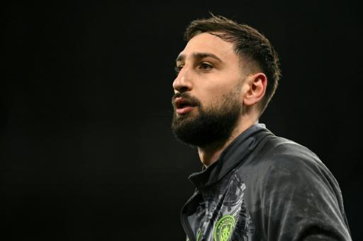 Le gardien de but italien de Manchester City, Gianluigi Donnarumma s'échauffe avant le match retour des huitièmes de finale de la Ligue des champions de l'UEFA  contre le Real Madrid, le 17 mars 2026 à  Manchester, dans le nord-ouest de l'Angleterre — Oli SCARFF / AFP