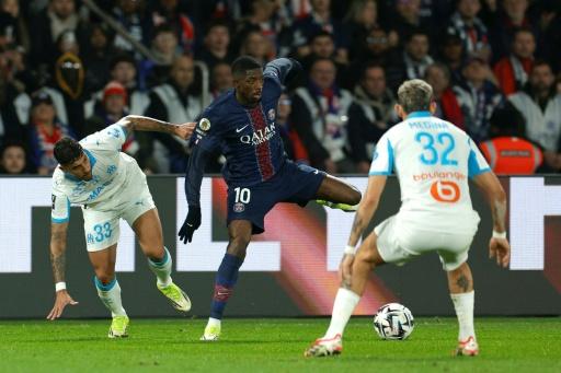 L'attaquant du PSG Ousmane Dembélé (au centre), à la lutte avec le défenseur marseillais Emerson le 8 février 2026 au Parc des Princes, devrait le retrouver pour un nouveau duel cette fois au stade Vélodrôme — GEOFFROY VAN DER HASSELT / AFP