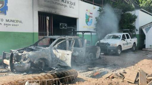 Civiles retienen a policías y militares en una convulsa región de México