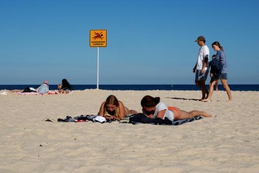Des gens passent l’après-midi d’une journée ensoleillée sur la plage de Bondi, à Sydney, le 18 septembre 2026 — Xiaoyu Yin / AFP