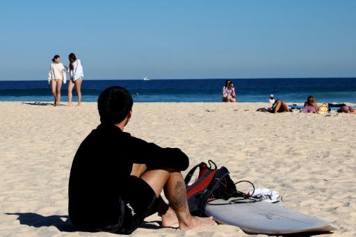 Des gens passent l’après-midi d’une journée ensoleillée sur la plage de Bondi, à Sydney, le 18 septembre 2026 — Xiaoyu Yin / AFP