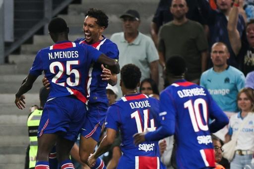 Marquinhos (2E) comemora com os companheiros após marcar o gol da vitória do PSG sobre o Olympique de Marselha por 2 a 1 no Campeonato Francês — Thibaud MORITZ / AFP