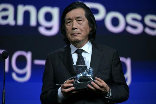 El director surcoreano Lee Chang-dong recoge el León de Plata por "Possible love" en la Mostra de Venecia el 12 de septiembre de 2026 — Stefano Rellandini / AFP