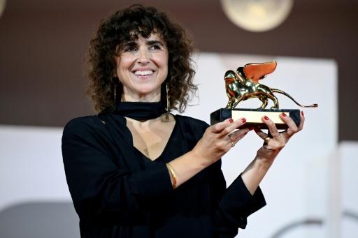 La directora danesa May el-Toukhy muestra el León de Oro por "Woman unknown" en la Mostra de Venecia, el 12 de septiembre de 2026 — Tiziana FABI / AFP