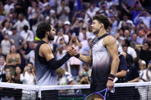 Carlos Alcaraz (à gauche) et Ben Shelton se serrent la main à l'issue de leur quarts de finale de l'US Open, le 9 septembre 2026 à New York — Leonardo MUNOZ / AFP