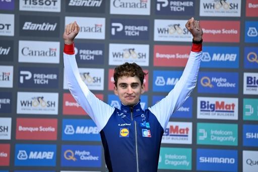 Paul Seixas salue le public sur le podium à l'issue des Championnats du monde de cyclisme, le 20 septembre 2026 à Montréal — Andrej Ivanov / AFP