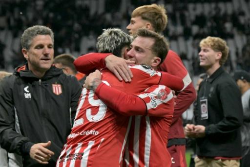 Los jugadores de Estudiantes de la Plata celebran tras clasificar a semifinales en duelo ante Corinthians en Sao Paulo, el 16 de setiembre de 2026 — Nelson ALMEIDA / AFP
