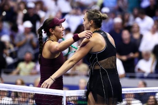 L'Américaine Jessica Pegula embrasse la Bélarusse Aryna Sabalenka après leur demi-finale de l'US Open, à New York, le 10 septembre 2026 — CHARLY TRIBALLEAU / AFP