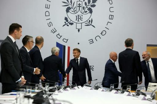 Le président Emmanuel Macron (C) accueille le président du Rassemblement national Jordan Bardella (G), le premier secrétaire du Parti socialiste Olivier Faure (2e à gauche), ainsi que le coordinateur de La France Insoumise (LFI), Manuel Bompard (3e à gauche), et le président de l'UDR, Éric Ciotti (3e à droite), le 18 septembre 2026 à Paris — Thomas SAMSON / AFP