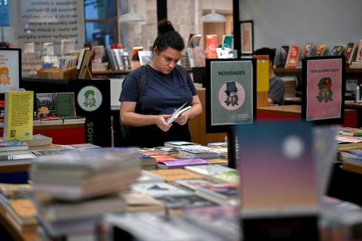 Une édition colorée des "Nuits blanches" est en rupture de stock dans plusieurs librairies de Rio de Janeiro — MAURO PIMENTEL / AFP