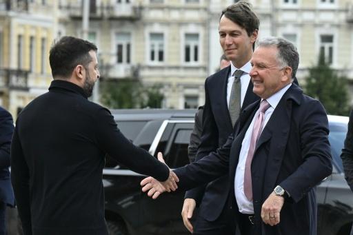 El presidente de Ucrania, Volodimir Zelenski da la bienvenida a los emisarios Estados Unidos, Steve Witkoff y Jared Kushner antes de una reunión en en Kiev el 6 de septiembre de 2026 — Genya Savilov / AFP