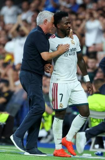 El técnico del Real Madrid, José Mourinho (i) habla con su delantero Vinicius (d) durante el partido de Champions contra el Inter de Milán el 8 de septiembre de 2026 en el estadio Santiago Bernabéu — Thomas Coex / AFP